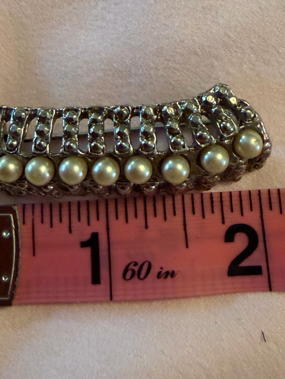 Source Unknown Pearl and Rhinestone Brooch in Cream and Silver - Picture 3 of 4